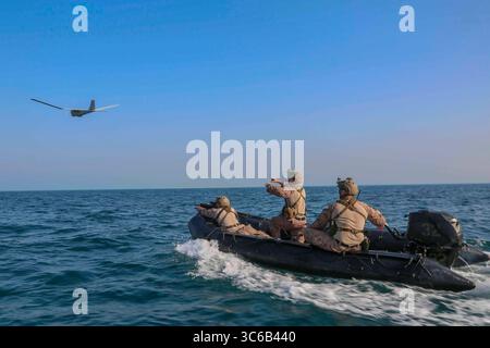 24 maggio 2020 - Golfo Persico - Un Marine da ricognizione assegnato alla Maritime RAID Force, 26th Marine Expeditionary Unit (MEU), lancia un RQ-20 Puma a bordo di un mezzo da combattimento in gomma il 24 maggio 2020. Il Bataan Amphibious Ready Group e il 26th MEU, sostenuti dalla potenza aerea dell'Aviation Combat Element dell'ARG/MEU, compresi gli Harrier AV-8B e gli elicotteri d'attacco, stanno conducendo un addestramento di routine per il mantenimento della 5a flotta degli Stati Uniti, al fine di migliorare la capacità del team Marina-corpo dei Marines di impiegare un respon di crisi a bassa firma, operativamente rilevante e strategicamente mobile Foto Stock