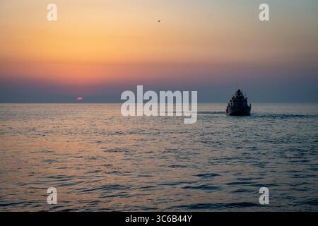 24 maggio 2020 - Bahrein - Una nave di pattuglia Mark vi collegata al comandante, Task Force (CTF) 56, transita nel Golfo Arabico durante un addestramento di spedizione. Il CTF 56 è responsabile della pianificazione e dell'esecuzione di missioni di spedizione, comprese le operazioni costiere fluviali nella zona delle operazioni della 5th Fleet. (Immagine di credito: © U.S. Navy/ZUMA Wire/ZUMAPRESS.com) Foto Stock