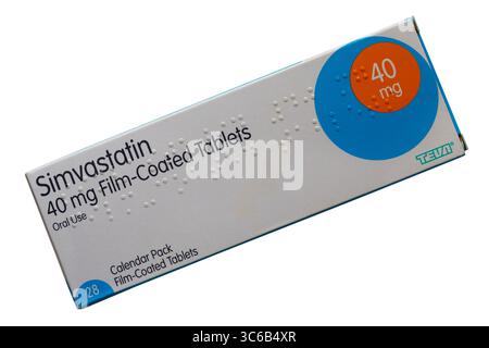 Scatola di simvastatina 40 mg compresse rivestite con film isolata su sfondo bianco Foto Stock