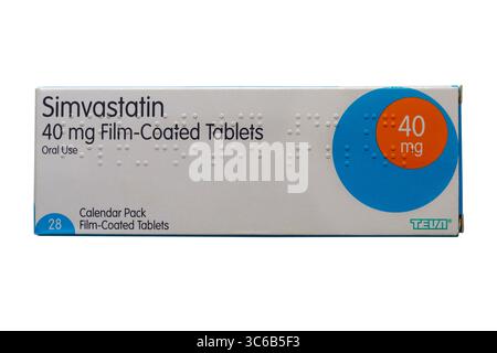 Scatola di simvastatina 40 mg compresse rivestite con film isolata su sfondo bianco Foto Stock