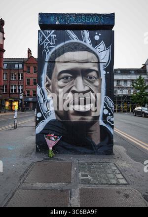 2 giugno 2020, Manchester, Regno Unito: Un omaggio di fiori collocato alla base un murale appena dipinto del defunto George Floyd, creato dall'artista AKSE. Un murale del defunto George Floyd, creato nel centro di Manchester. (Immagine di credito: © Kenny Brown/SOPA Images via ZUMA Wire) Foto Stock
