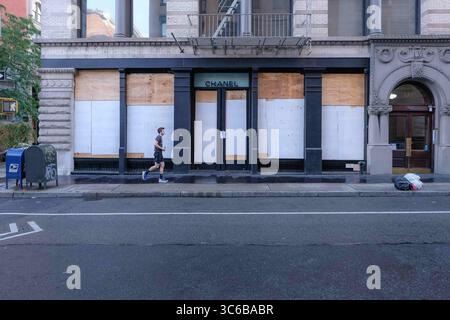 3 giugno 2020, New York, Stati Uniti: Un uomo fa jogging in un negozio Chanel a SOHO, a Lower Manhattan, la mattina dopo l'ottavo giorno delle proteste di George Floyd a New York. (Immagine di credito: © Preston Ehrler/SOPA Images via ZUMA Wire) Foto Stock