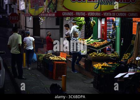 23 maggio 2020, Cali, Colombia: Clienti in negozio di alimentari di notte durante l'epidemia di coronavirus in Colombia (immagine di credito: © Nano Calvo/VW Pics via ZUMA Wire) Foto Stock