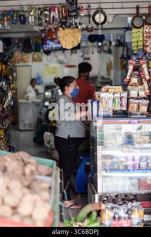22 maggio 2020, Cali, Colombia: Clienti in negozio di alimentari durante l'epidemia di coronavirus in Colombia (Credit Image: © Nano Calvo/VW Pics via ZUMA Wire) Foto Stock