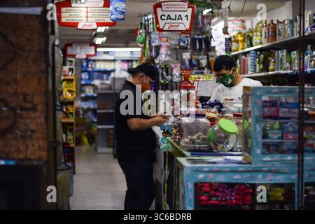 23 maggio 2020, Cali, Colombia: Clienti in negozio di alimentari durante l'epidemia di coronavirus in Colombia (Credit Image: © Nano Calvo/VW Pics via ZUMA Wire) Foto Stock