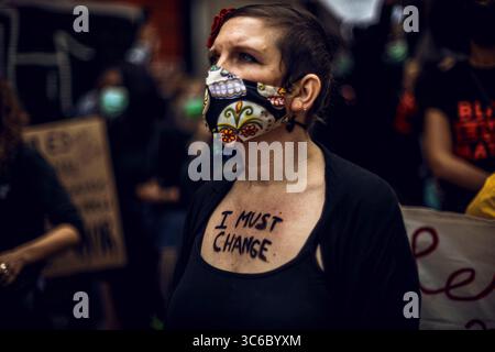 7 giugno 2020, Barcellona, Catalogna, Spagna: Una protesta ha uno slogan dipinto sul petto durante una protesta contro il razzismo e la brutalità della polizia durante un tributo al cittadino afro-americano George Floyd che è stato ucciso mentre era trattenuto dalla polizia di Minneapolis. (Immagine di credito: © Matthias Oesterle/ZUMA Wire) Foto Stock