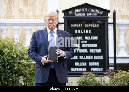 1 giugno 2020, Washington, il Distretto di Columbia, Stati Uniti d'America: Il presidente Donald J. Trump rende omaggio alla Chiesa Episcopale di St. JohnÃs a Washington, D.C. lunedì 1 giugno 2020, che era stata danneggiata da un incendio durante le rivolte di domenica. (Immagine di credito: © SMG via ZUMA Wire) Foto Stock