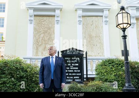 1 giugno 2020, Washington, il Distretto di Columbia, Stati Uniti d'America: Il presidente Donald J. Trump rende omaggio alla Chiesa Episcopale di St. JohnÃs a Washington, D.C. lunedì 1 giugno 2020, che era stata danneggiata da un incendio durante le rivolte di domenica. (Immagine di credito: © SMG via ZUMA Wire) Foto Stock