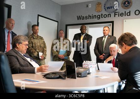 8 giugno 2020, Washington, il Distretto di Columbia, Stati Uniti d'America: Il Vice Presidente Mike Pence incontra il Direttore dell'FBI Christopher Wray e il Procuratore generale degli Stati Uniti William Barr martedì 2 giugno 2020, presso l'FBI Washington Field Office di Washington, D.C.. Persone: Vice presidente Mike Pence, Christopher Wray, Christopher Wray, William Barr. (Immagine di credito: © SMG via ZUMA Wire) Foto Stock