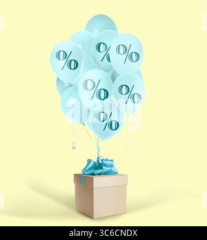 Palloncini azzurri con cartelli percentuali e confezione regalo su sfondo beige. Offerta speciale Foto Stock