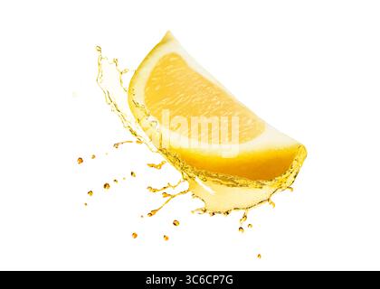 Spicchio di limone e spruzzo di bevanda agli agrumi in aria su sfondo bianco Foto Stock