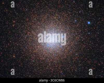 Quasi come i fiocchi di neve, le stelle dell'ammasso globulare NGC 6441 brillano pacificamente nel cielo notturno, a circa 13.000 anni luce dal centro galattico della via Lattea. Come i fiocchi di neve, il numero esatto di stelle in un tale ammasso è difficile da distinguere. Si stima che insieme le stelle abbiano 1,6 milioni di volte la massa del Sole, rendendo NGC 6441 uno degli ammassi globulari più massicci e luminosi della via Lattea. NGC 6441 ospita quattro pulsar che completano ciascuna una singola rotazione in pochi millisecondi. All'interno di questo ammasso si trova anche JaFu 2, una nebulosa planetaria. Nonostante il loro nome Foto Stock