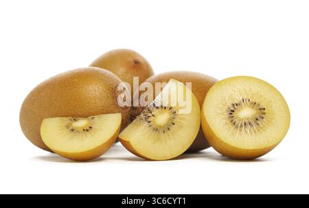 Kiwi Gold Yellow Fruit Vista frontale ravvicinata con un kiwi dorato a fette isolato su sfondo bianco. Foto Stock