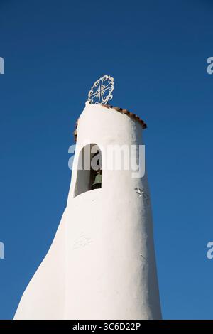 Porto Cervo, Costa Smeralda, Gallura, Sardegna, Italia. Scintillante campanile bianco dell'iconica chiesa di Stella Maris. Foto Stock
