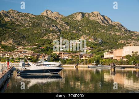 Porto Cervo, Costa Smeralda, Gallura, Sardegna, Italia. Vista sulle acque tranquille del porticciolo, la mattina presto. Foto Stock