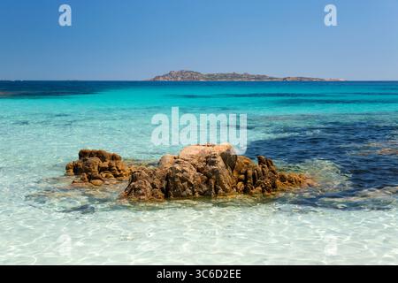 Romazzino, Costa Smeralda, Gallura, Sardegna, Italia. Vista dalla Spiaggia del Principe attraverso le limpide acque turchesi fino all'isola di Mortorio. Foto Stock