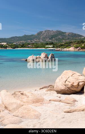 Capriccioli, Costa Smeralda, Gallura, Sardegna, Italia. Vista dalla Spiaggia di Capriccioli (ovest) attraverso Cala di Volpe, enormi rocce granitiche sulla riva. Foto Stock