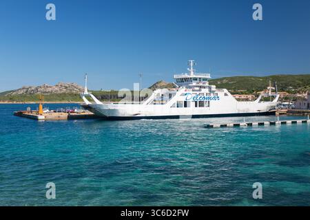 Palau, Gallura, Sardegna, Italia. Ammira le acque turchesi cristalline fino al traghetto la Maddalena attraccato al molo della città. Foto Stock