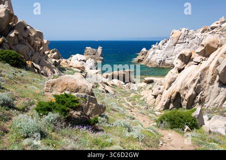 Santa Teresa di Gallura, Gallura, Sardegna, Italia. Vista da Capo testa attraverso lo stretto di Bonifacio fino alla lontana Corsica. Foto Stock