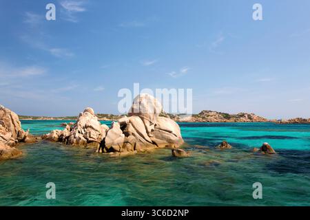 Parco Nazionale dell'Arcipelago di Santa Maria, la Maddalena, Gallura, Sardegna, Italia. Massi di granito parzialmente sommersi e acque turchesi limpide. Foto Stock