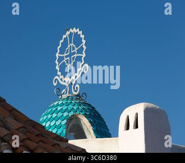 Porto Cervo, Costa Smeralda, Gallura, Sardegna, Italia. Dettagli accattivanti sul tetto dell'iconica chiesa di Stella Maris. Foto Stock