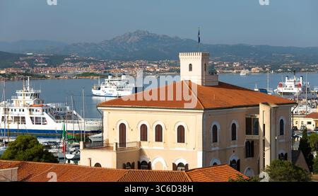 La Maddalena, Parco Nazionale dell'Arcipelago la Maddalena, Gallura, Sardegna, Italia. Vista sui tetti del Palazzo dell'Ammiragliato e della lontana Palau. Foto Stock