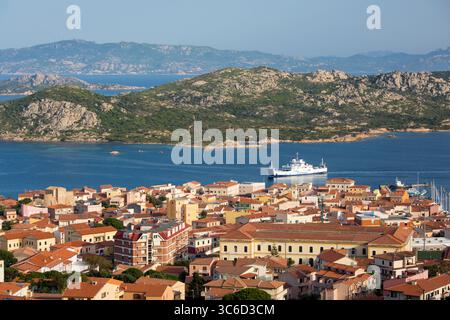 La Maddalena, Parco Nazionale dell'Arcipelago la Maddalena, Gallura, Sardegna, Italia. Vista sulla città dalla cima della collina, traghetto in arrivo da Palau. Foto Stock