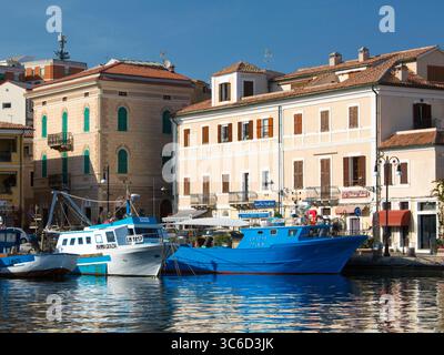 La Maddalena, Parco Nazionale dell'Arcipelago la Maddalena, Gallura, Sardegna, Italia. Ammira Cala Gavetta, colorate barche da pesca che si riflettono nell'acqua. Foto Stock