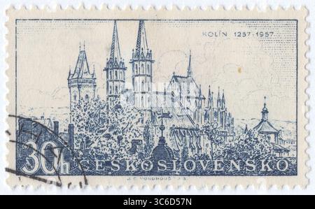 CECOSLOVACCHIA - 1957 febbraio 23: 30 haléř francobollo blu scuro-grigio raffigurante la vista della cattedrale di Kolín, la chiesa di San Bartolomeo. Il centro storico della città, formato dalla piazza Karlovo e dalle strade circostanti, ha molti edifici gotici e barocchi. Il monumento più importante è la Chiesa di San Bartolomeo, protetta come monumento culturale nazionale. Ha un nucleo gotico della seconda metà del XIII secolo. Un campanile separato fu costruito accanto alla chiesa alla fine del XV secolo. Nel 1878-1910, l'aspetto gotico della chiesa fu restaurato da Josef Mocker Foto Stock