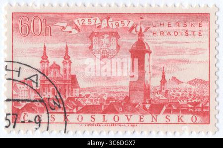 CECOSLOVACCHIA - 1957 febbraio 23: 60 francobollo di rose profonde haléř raffigurante la vista di Uherske Hradiste. Uherské Hradiště fu fondata nel 1257 dal re Ottocaro II per proteggere il vicino monastero di Velehrad. Nel XIV secolo furono costruite mura in pietra che sostituirono le originali palisades in legno. Nei secoli successivi, il sistema di fortificazione è stato continuamente migliorato. A causa della sua posizione, Uherské Hradiště dovette ripetutamente fronteggiare incursioni. Dal 1644 al 1773, i gesuiti agirono in città. Il loro lavoro aumentò la vita culturale e spirituale della città Foto Stock
