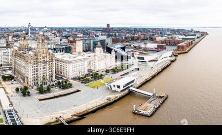 Un panorama multi-immagine preso dal cielo con le tre Grazie lungo il famoso skyline di Liverpool e il lungomare. Foto Stock
