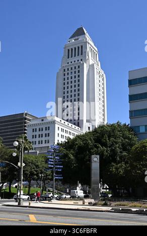 LOS ANGELES, CALIFORNIA - 25 LUGLIO 2025: La City Hall con la Torre dell'orologio Seiko e il Sister Cities Monument. Foto Stock