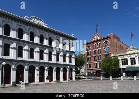 LOS ANGELES, CALIFORNIA - 25 LUGLIO 2025: The Pico House, Brunswig Building e Carner Block Buildings a Olvera Street nel centro di Los Angeles. Foto Stock
