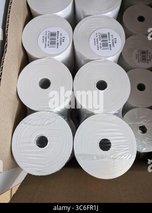 Rotoli di ricambio per stampante termica per la stampa di ricevute impilati in confezioni bianche Foto Stock