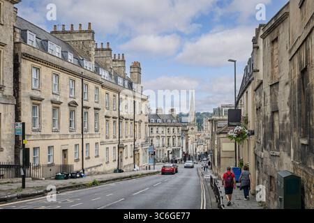 Vista della chiesa di San Miachael lungo Broad Street con l'abbazia di Bath in lontananza a Bath, Somerset, Regno Unito il 31 luglio 2025 Foto Stock