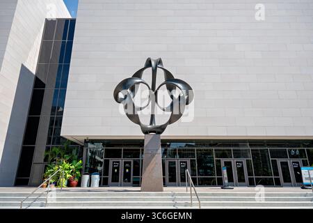 WASHINGTON DC - la scultura Continuum di Charles O. Perry è un'opera d'arte in bronzo alta 4 metri che esplora il concetto matematico della striscia di Möbius, posizionata all'ingresso di Independence Avenue del National Air and Space Museum. Perry ha progettato la scultura di 9.000 libbre con otto pezzi di bronzo separati montati su una base di granito, utilizzando un rivestimento in cera nera per creare un netto contrasto con l'esterno del museo. La scultura è stata commissionata appositamente per l'apertura bicentenaria del museo il 1 luglio 1976, quando il presidente Gerald Ford presiedette le cerimonie che includevano un taglio del nastro Foto Stock