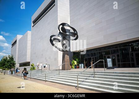 WASHINGTON DC - la scultura Continuum di Charles O. Perry è un'opera d'arte in bronzo alta 4 metri che esplora il concetto matematico della striscia di Möbius, posizionata all'ingresso di Independence Avenue del National Air and Space Museum. Perry ha progettato la scultura di 9.000 libbre con otto pezzi di bronzo separati montati su una base di granito, utilizzando un rivestimento in cera nera per creare un netto contrasto con l'esterno del museo. La scultura è stata commissionata appositamente per l'apertura bicentenaria del museo il 1 luglio 1976, quando il presidente Gerald Ford presiedette le cerimonie che includevano un taglio del nastro Foto Stock