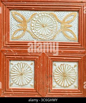 Intricato design di porte in legno con motivi floreali e colori ricchi in una posizione storica Foto Stock