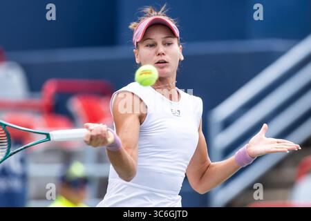 Montreal, Quebec, Canada. 31 luglio 2025. VERONIKA KUDERMETOVA ha preceduto il primo set contro Coco Gauff (1) degli Stati Uniti nella gara del 32 al Canadian Open allo stadio IGA di Montreal, Quebec, Canada il 2025-07-31 (Credit Image: © Yannick Legare/ZUMA Press Wire) SOLO PER USO EDITORIALE! Non per USO commerciale! Foto Stock