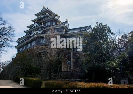 Il castello di Okayama fu distrutto in un raid aereo del 1945, e replicato in cemento del 1966 fino ad ora Foto Stock