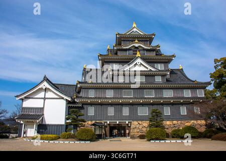 Il castello di Okayama fu distrutto in un raid aereo del 1945, e replicato in cemento del 1966 fino ad ora Foto Stock