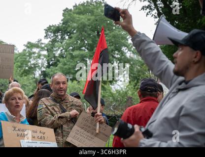 Kiev, Ucraina - 31 luglio 2025: Manifestanti ucraini in piedi con bandiere e segni, che si radunano per il ripristino dell'indipendenza per le istituzioni nazionali anti-corruzione. Contex ( il 22 luglio, la Verkhovna Rada votò per una legge che scatenò proteste in Ucraina. L'iniziativa prevedeva che i due principali organismi anticorruzione (NAB e SAPO) sarebbero stati trasferiti sotto il controllo del procuratore generale. Dopo numerose proteste e pressioni pubbliche, la Verkhovna Rada votò per garantire l'indipendenza di questi organismi ) Foto Stock