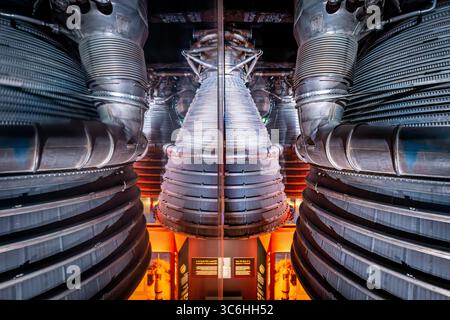 WASHINGTON DC — il motore a razzo F-1 esposto allo Smithsonian National Air and Space Museum utilizza specchi per replicare la disposizione visiva dei cinque motori F-1 posizionati alla base del razzo Saturn V. Questo particolare motore F-1 è un primo modello di test costruito nel 1963 che ha completato quattro test di avviamento, bruciando per un totale di 192,6 secondi prima di essere trasferito dalla NASA al museo. Il massiccio motore misura 5,6 metri (18 piedi 4 pollici) di lunghezza con un diametro massimo di 3,6 metri (11 piedi 11 pollici) e pesa 8.200 kg (18.000 libbre). Prodotto da Rocketdyne Divi Foto Stock