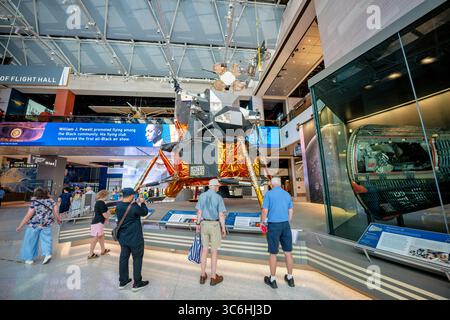 WASHINGTON DC - l'Apollo Lunar Module LM-2 è esposto nella Boeing Milestones of Flight Hall al National Air and Space Museum. Questa navicella spaziale a due stadi è stata costruita dalla Grumman Aircraft Engineering Corporation per un secondo volo di prova in orbita terrestre senza equipaggio che è stato ritenuto non necessario dopo il successo della missione Apollo 5. Tra il 1969 e il 1972, sei moduli lunari identici a questo atterrarono 12 astronauti americani sulla Luna durante il programma Apollo. L'LM-2 è stato modificato per apparire come il modulo lunare Eagle dell'Apollo 11 ed è costituito da uno stadio di salita superiore con pressurizzato Foto Stock