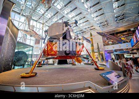WASHINGTON DC - l'Apollo Lunar Module LM-2 è esposto nella Boeing Milestones of Flight Hall al National Air and Space Museum. Questa navicella spaziale a due stadi è stata costruita dalla Grumman Aircraft Engineering Corporation per un secondo volo di prova in orbita terrestre senza equipaggio che è stato ritenuto non necessario dopo il successo della missione Apollo 5. Tra il 1969 e il 1972, sei moduli lunari identici a questo atterrarono 12 astronauti americani sulla Luna durante il programma Apollo. L'LM-2 è stato modificato per apparire come il modulo lunare Eagle dell'Apollo 11 ed è costituito da uno stadio di salita superiore con pressurizzato Foto Stock