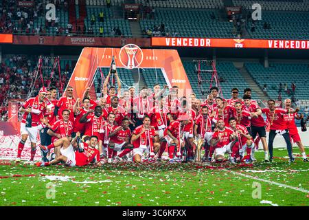 Faro, Algarve, Portogallo. 31 luglio 2025. I giocatori della squadra SL Benfica festeggiano la vittoria della Candido de Oliveira Super Cup 2025, tra Sporting vs SL Benfica all'Algarve Stadium, 31 luglio 2025 (Credit Image: © Nuno Reisinho/ZUMA Press Wire) SOLO PER USO EDITORIALE! Non per USO commerciale! Foto Stock