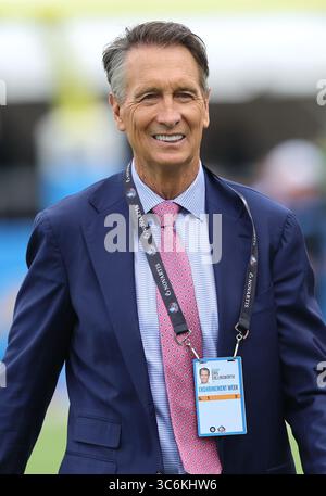 Canton, Stati Uniti. 31 luglio 2025. Chris Collinsworth, il caster sportivo della NBC, cammina sul campo prima dell'inizio della gara di pre-stagione tra i Los Angeles Chargers e i Detroit Lions a Canton, Ohio, giovedì 31 luglio 2025. Foto di Aaron Josefczyk/UPI credito: UPI/Alamy Live News Foto Stock