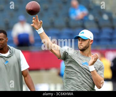 Canton, Stati Uniti. 31 luglio 2025. Il quarterback dei Detroit Lions Kyle Allen (8) lanciò passaggi prima della gara di pre-stagione contro i Los Angeles Chargers a Canton, Ohio, giovedì 31 luglio 2025. Foto di Aaron Josefczyk/UPI credito: UPI/Alamy Live News Foto Stock