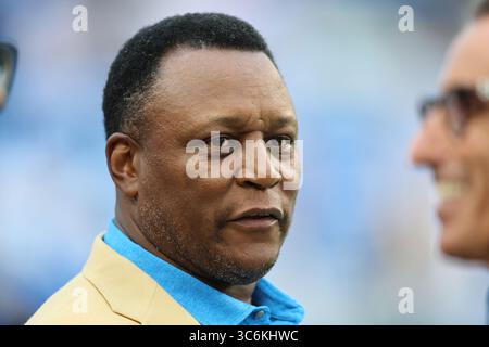 Canton, Stati Uniti. 31 luglio 2025. Ex running back dei Detroit Lions e Pro Football Hall of Famer, Barry Sanders rimane a bordo campo prima della gara di pre-stagione dei Lions contro i Los Angeles Chargers a Canton, Ohio, giovedì 31 luglio 2025. Foto di Aaron Josefczyk/UPI credito: UPI/Alamy Live News Foto Stock