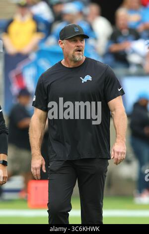 Canton, Stati Uniti. 31 luglio 2025. Il capo-allenatore dei Detroit Lions Dan Campbell cammina sul campo prima della gara di pre-stagione contro i Los Angeles Chargers a Canton, Ohio, giovedì 31 luglio 2025. Foto di Aaron Josefczyk/UPI credito: UPI/Alamy Live News Foto Stock